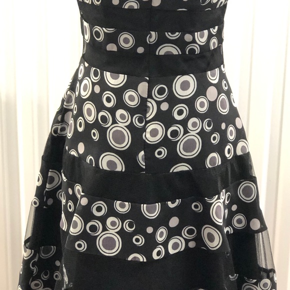 Pamella Roland Elegant Strapless Fit & Flare Silhouette. Preloved - Picture 5 of 10